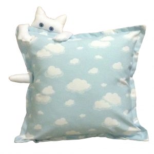 Almofada de Gatinho Branco Tecido Nuvens Azul