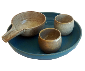 Prato azul com molheira e copo bolinha areia em ceramica